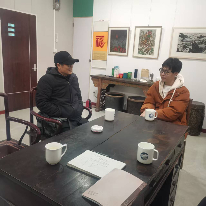 会长么文彭与中国著名版画家胡玉环（天胡）先生，交流探讨版画艺术